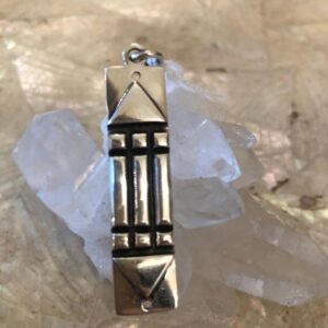 Ciondolo Genesa Crystal in metallo con sferetta in pietra dura - La  Piramide Cristallina • Shop for your Soul