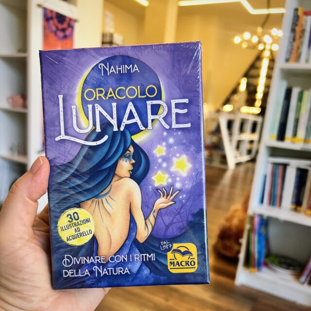 Ispirato ai cicli lunari e alla Ruota dell’Anno, questo mazzo di carte è ideato per esplorare la tua sfera emozionale e spirituale.

Intuitivo e accessibile a tutti, ti invita a celebrare la bellezza e l’armonia del Cosmo e connetterti al Cerchio della Vita.

Scopri il potere dei simboli universali e lascia che il tuo inconscio ti parli.

Ascolta la tua Scintilla Divina e intraprendi un viaggio di consapevolezza, equilibrio e ispirazione.
:
#lapiramidecristallina #Ravenna #shopforyoursoul #holistic #stonetherapy #crystalove #healingcrystals #igersravenna #igersemiliaromagna #cristalloterapia #crystaltherapy #crystalover #booklover #healingstones #gems #minerals #lapiramideravenna #shotz_of_emiliaromagna #ᴍᴇᴛᴀᴘʜʏsɪᴄᴀʟ