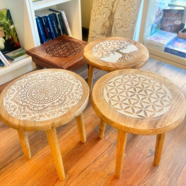 Novità 🔥
Piccoli tavolini in legno di mango con simboli di geometria sacra: albero della vita, fiore della vita e mandala.
.
Misure: tavolino diametro 30 cm, altezza 31 cm. 
:
#lapiramidecristallina #Ravenna #shopforyoursoul #holistic #stonetherapy #crystalove #healingcrystals #igersravenna #igersemiliaromagna #cristalloterapia #crystaltherapy #crystalover #booklover #healingstones #gems #minerals #lapiramideravenna #shotz_of_emiliaromagna