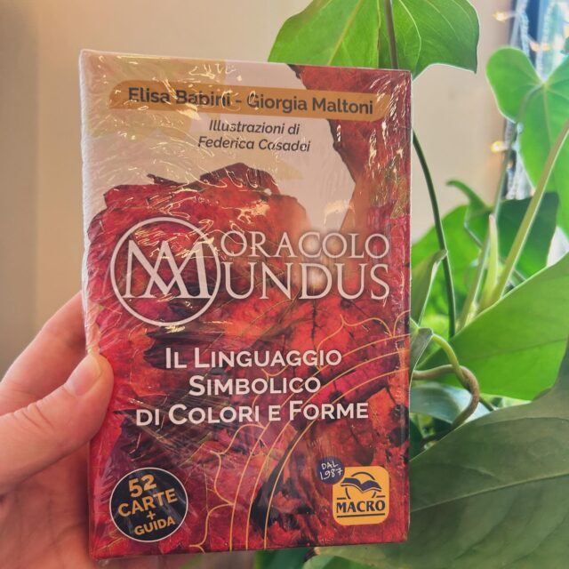Oracolo Mundus è uno strumento intuitivo ma anche profondo e strutturato. Le 52 carte si ispirano ai principi della psicologia archetipica, del simbolismo cromatico e della spiritualità esperienziale. La guida spiega varie modalità di lettura: da una singola carta a stesure più complesse come le sei sezioni dell’aura. È adatto a chi si avvicina per la prima volta al mondo oracolare, ma anche a terapeuti, coach e ricercatori spirituali.

Un oracolo per chi sente che tutto è connesso 👁️‍🗨️

Perfetto per chi ama la crescita interiore, la simbologia, il colore, l’arte intuitiva e la spiritualità laica.

Uno strumento potente per chi desidera ritrovare la connessione con sé stesso, ascoltare la propria voce interiore e leggere il mondo attraverso gli archetipi visivi.

Ideale anche come regalo evocativo e trasformativo.
:
#lapiramidecristallina #Ravenna #shopforyoursoul #holistic #stonetherapy #crystalove #healingcrystals #igersravenna #igersemiliaromagna #cristalloterapia #crystaltherapy #crystalover #booklover #healingstones #gems #minerals #lapiramideravenna #shotz_of_emiliaromagna #ᴍᴇᴛᴀᴘʜʏsɪᴄᴀʟ