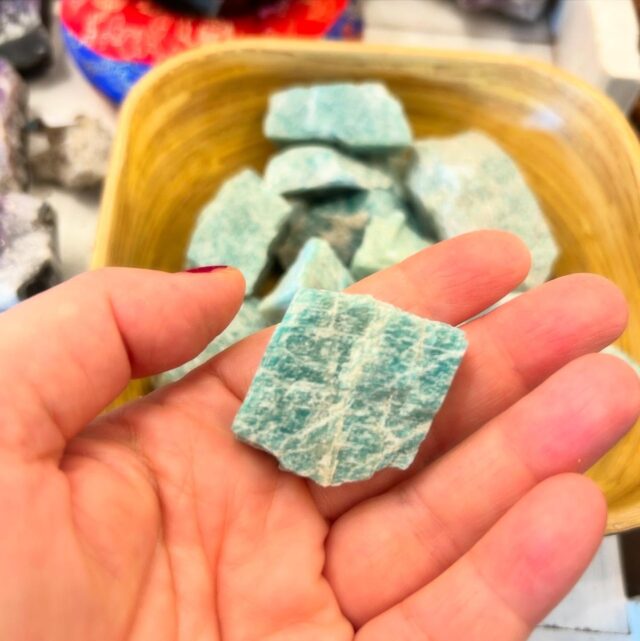 Tornata disponibile l’ #amazzonite grezza di una bella qualità azzurro-verdemare 🩵💙💚
:
.
È un cristallo dalle molteplici proprietà rinfrescanti e calmanti, con effetto bilanciante quando c’è un eccesso di pitta (fuoco).
#cristallo della speranza.
:
#lapiramidecristallina #amazzonite