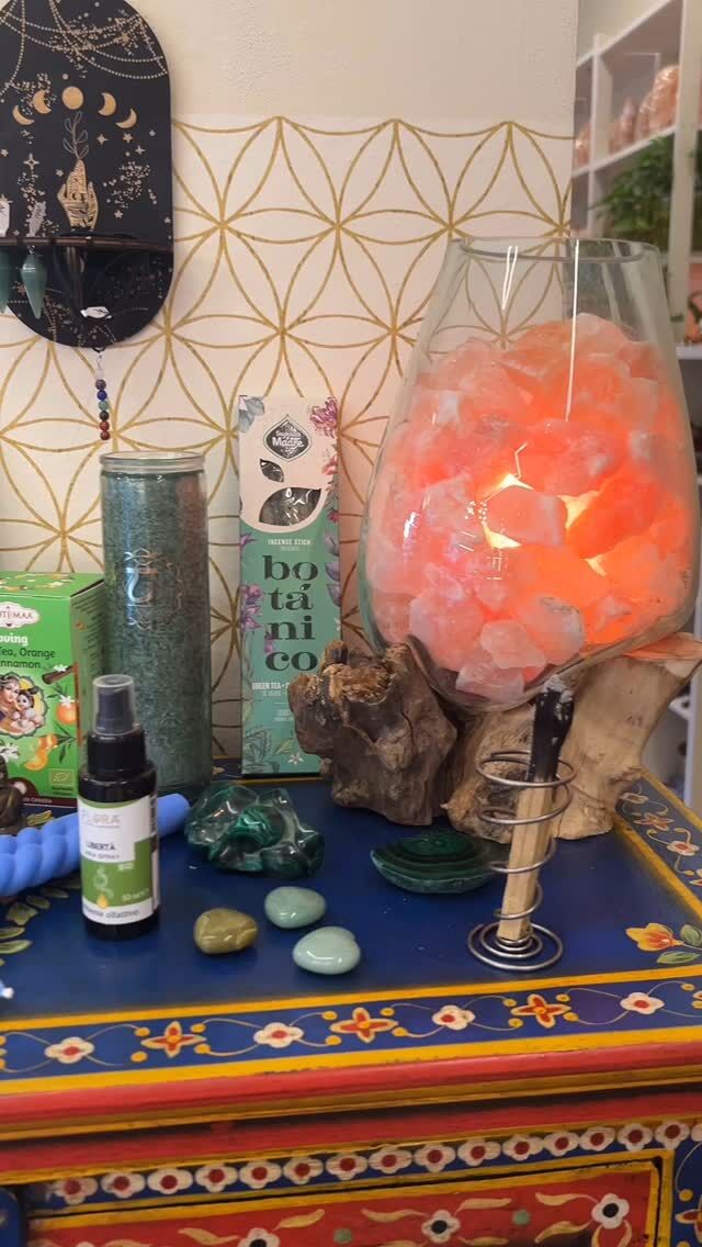 Un altare per promuovere la pace.
💚
#lapiramidecristallina #Ravenna #shopforyoursoul #holistic #stonetherapy #crystalove #healingcrystals #igersravenna #igersemiliaromagna #cristalloterapia #crystaltherapy #crystalover #booklover #healingstones #gems #minerals #lapiramideravenna #metaphisics