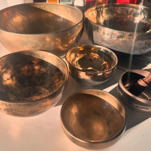 Riassortimento campane tibetane martellate a mano secondo la tradizione; Ishana, Tiger e De-Wa.
Tornata disponibile anche la piccola Campana incisa “Ohm” 
:
🎶😍🔝
venite a provare le loro armoniche!
:
#lapiramidecristallina #Ravenna #shopforyoursoul #holistic #stonetherapy #crystalove #healingcrystals #igersravenna #igersemiliaromagna #cristalloterapia #crystaltherapy #crystalover #booklover #healingstones #gems #minerals #lapiramideravenna #shotz_of_emiliaromagna #ᴍᴇᴛᴀᴘʜʏsɪᴄᴀʟ
