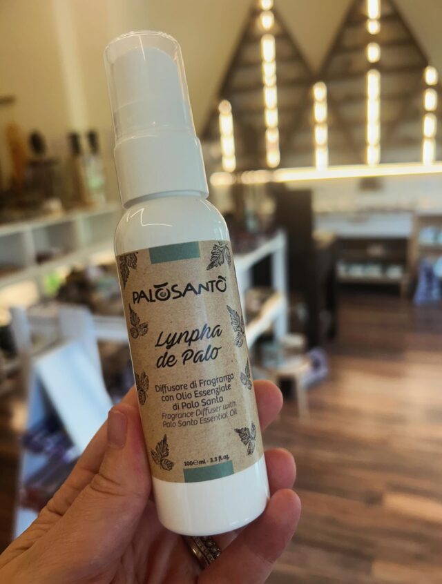 •Novità Palo Santo• 
🤩
Spray e Roll-on a base di olio essenziale di frutto  di Palo Santo. 
La sua fragranza calda, resinosa e avvolgente ha proprietà che vanno ben oltre il semplice profumo: il Palo Santo è noto per i suoi effetti calmanti, riequilibranti e purificanti su corpo, mente e spirito.
.
La versione spray del Palo Santo è una forma moderna e pratica per beneficiare della sua energia senza dover bruciare il legno.
I benefici dello spray sono:
•Purificazione energetica degli ambienti (casa, ufficio, spazi condivisi)
•Chiarezza mentale: aiuta a creare un’atmosfera favorevole alla concentrazione e alla meditazione
•Riduzione dello stress: il suo profumo ha un effetto calmante immediato
•Praticità: puoi portarlo sempre con te e usarlo al bisogno
.
La versione roll-on è un piccolo gioiello di aromaterapia personale, applicato sui polsi, sulle tempie o dietro le orecchie, ci donerà calma e presenza.
Ideale da portare sempre con sé, anche in viaggio.
Aiuta a portare centratura energetica 🌀
.
Inoltre grazie alla sua naturale profumazione si rivela un ottimo repellente contro gli insetti.
.
.
#palosanto #calma #centratura #purificazione #lapiramidecristallina #Ravenna #shopforyoursoul #holistic #stonetherapy #crystalove #healingcrystals #igersravenna #igersemiliaromagna #cristalloterapia #crystaltherapy #crystalover #booklover #healingstones #gems #minerals #lapiramideravenna #shotz_of_emiliaromagna
