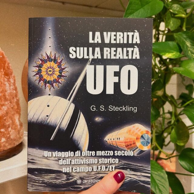 Comunque ieri è stata la giornata mondiale degli UFO.
Perciò una menzione speciale a questa nuova pubblicazione firmata @om_edizioni_lafranco 
🛸 
Il Capitano G.S. Steckling è il Direttore della Fondazione George Adamski (Space Voyager LLC) una delle più longeve organizzazioni al mondo che si occupa di realtà extraterrestre. Laureato, è stato un pilota di linea per oltre 30 anni con più di 23.000 ore di volo in tutto il mondo; astronomo dilettante, autore e conferenziere, condivide con passione la sua vasta esperienza sulla presenza UFO.
Il libro amplia e arricchisce la casistica del fenomeno
UFO trattata da suo padre (Fred Steckling) nel 1981 nel libro “We Discovered Alien Bases on the Moon”,
°, nel 1997 nel suo secondo libro, e nel libro di George Adamski “Behind the Flying Saucer Mystery” (libro 2) ripubblicato nel 2015. Tiene conferenze in tutto il mondo, mantenendo un vasto archivio e programma di ricerca sugli UFO.

G. Steckling rimane fermamente convinto dell’importanza di informare il pubblico con dati e documentazioni storiche sugli UFO accurati e precisi, basati su avvenimenti reali, avvalorati da prove scientifiche invece che da credenze popolari, storie di “fantascienza” o dalla fervida immaginazione di sognatori e appassionati, che alterano sempre più questo campo.

L’autore è impegnato attivamente e seriamente nella divulgazione di questo fenomeno ed è convinto della vitale importanza dei benefici che la visita extraterrestre porti alla nostra Umanità, anche in vista della necessità di portare avanti e ampliare il nostro programma spaziale.

RICCO DI FOTO E PROVE AUTENTICHE. Storia ed evoluzione di oltre mezzo secolo del fenomeno UFO e del coinvolgimento senza precedenti della famiglia Steckling. Include i dettagli degli incontri con la NASA, il Pentagono e il Comitato ristretto della Camera dei Lord, oltre all’analisi dell’attuale situazione degli UFO e dei suoi grovigli.
Oltre 300 pagine che contengono fotografie autentiche di UFO, fotogrammi di film, riprese lunari e relativa documentazione: una pubblicazione unica nel suo genere.
:
#lapiramidecristallina #metaphysical