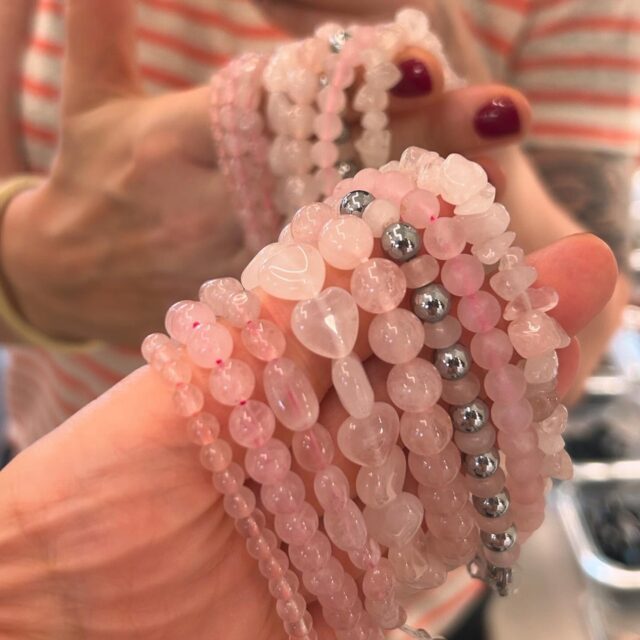 Un altro modo per dire ti amo? 
Il Quarzo Rosa 💗
:
Pietra legata ai segni governati dalla luna (cancro) e Venere (toro, bilancia).
.
Il quarzo rosa rende sensibili, rafforza la capacità di amare sia se stessi che gli altri, libera dalle preoccupazioni e dalle ansie e ci spinge inoltre ad essere generosi ed aperti. 
:
#lapiramidecristallina #Ravenna #shopforyoursoul #holistic #stonetherapy #crystalove #healingcrystals #igersravenna #igersemiliaromagna #cristalloterapia #crystaltherapy #crystalover #booklover #healingstones #gems #minerals #lapiramideravenna #shotz_of_emiliaromagna #ᴍᴇᴛᴀᴘʜʏsɪᴄᴀʟ