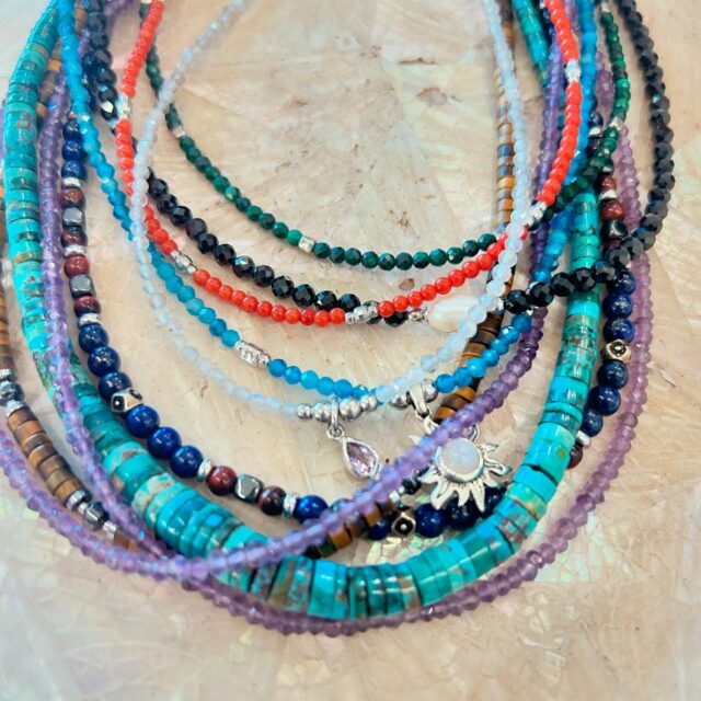 Tutte le collane in pietra semipreziose e argento 925 firmate Arteluna. Le ultimissime ancora disponibili in negozio scontate dal 20 al 35% di sconto.
💎✨
#lapiramidecristallina #Ravenna #shopforyoursoul #holistic #stonetherapy #crystalove #healingcrystals #igersravenna #igersemiliaromagna #cristalloterapia #crystaltherapy #crystalover #booklover #healingstones #gems #minerals #lapiramideravenna #shotz_of_emiliaromagna #ᴍᴇᴛᴀᴘʜʏsɪᴄᴀʟ