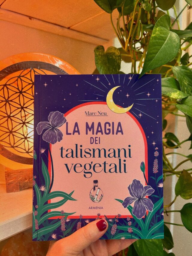 New in town 🔥 Un viaggio tra magia e natura: risveglia lo spirito delle piante,
crea talismani, scopri l’arte dell’inchiostro
vegetale e tanto altro ancora...
Se cercate protezione, ispirazione o un sonno tranquillo, i talismani vegetali sono strumenti perfetti e potenti per attirare ciò che desiderate. Grazie all’autore, Marc Neu, potrete scoprire tutte le basi e le sottigliezze della magia vegetale e progettare i vostri talismani nel rispetto della natura, dei pianeti e delle fasi lunari.

In queste pagine ti aspettano 15 talismani da realizzare passo dopo passo.

“Nel concepire questo libro mi sono ispirato alle passeggiate nel bosco. Puoi seguire il sentiero che ho tracciato, così da non perderti nulla della magica vita vegetale, oppure puoi scegliere di raccogliere delle lezioni qua e là, proprio come faresti una pigna lungo la strada per riporla nel tuo cesto di conoscenze.
Ti auguro, dunque, una piacevole passeggiata in compagnia della magia della natura.”
L’AUTORE
:
.
#lapiramidecristallina #Ravenna #shopforyoursoul #holistic #stonetherapy #crystalove #healingcrystals #igersravenna #igersemiliaromagna #cristalloterapia #crystaltherapy #crystalover #booklover #healingstones #gems #minerals #lapiramideravenna #marcneu