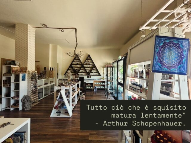 Buon weekend 
🍓
:
#lapiramidecristallina #Ravenna #shopforyoursoul #holistic #stonetherapy #crystalove #healingcrystals #igersravenna #igersemiliaromagna #cristalloterapia #crystaltherapy #crystalover #booklover #healingstones #gems #minerals #lapiramideravenna #shotz_of_emiliaromagna #ᴍᴇᴛᴀᴘʜʏsɪᴄᴀʟ