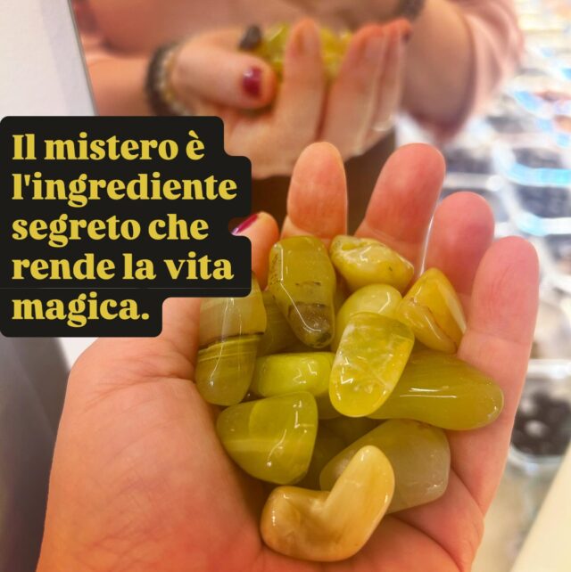 Buona serata 
💫
:
#lapiramidecristallina #Ravenna #shopforyoursoul #holistic #stonetherapy #crystalove #healingcrystals #igersravenna #igersemiliaromagna #cristalloterapia #crystaltherapy #crystalover #booklover #healingstones #gems #minerals #lapiramideravenna #shotz_of_emiliaromagna